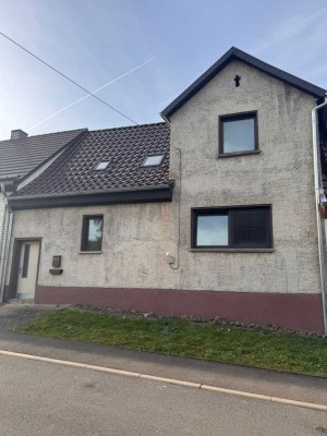 Einfamilienhaus mit großem Grundstück & Ausbaupotenzial in Hergisdorf!