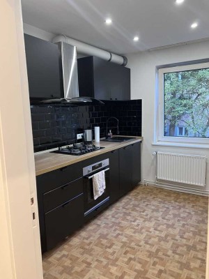 Modernisierte und helle drei Zimmer Altbauwohnung auf zwei Ebenen