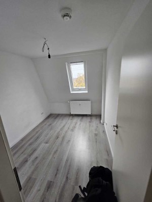Sanierte 2 Zimmer Dachgeschosswohnung 5. OG (kein Aufzug, kein Balkon, kein Keller, keine Küche)