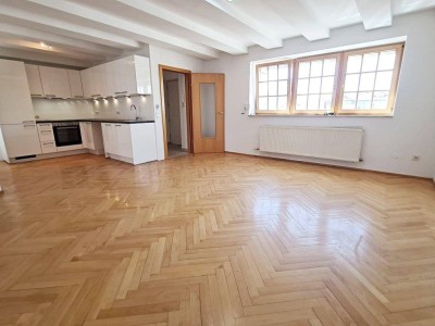 AUGARTEN-NÄHE, FÖRSTERGASSE, klimatisiertes 93 m2 Dachgeschoß, Wohnküche, 2 Zimmer, 2 Bäder, Parketten, Fernblick