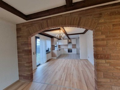 IK|Modernes Wohnen auf zwei Etagen – 5-ZKB-Maisonette in Hütschenhausen