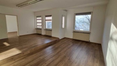 4-Zimmer-Wohnung  ca. 100 qm in Bahnhofsnähe zu vermieten, 2. OG