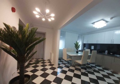 Erstbezug nach Sanierung und Einbauküche: Freundliche 2-Zimmer-DG-Wohnung mit lux. Innenausstattung