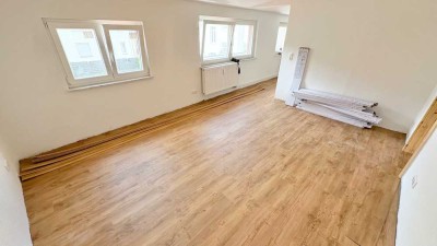 NEU SANIERTE schicke 2 ZW! Große Küche, in gepflegtem Haus
