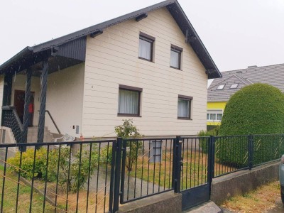 Einfamilienhaus mit Garage + großem Grundstück!