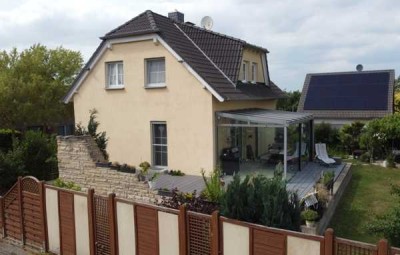 Modernes Haus mit Wintergarten und großer Terrasse sucht glückliche Familie