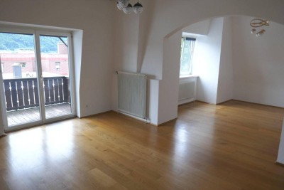 Schöne Villenwohnung in Aussichtslage mit Balkon und Parkplatz