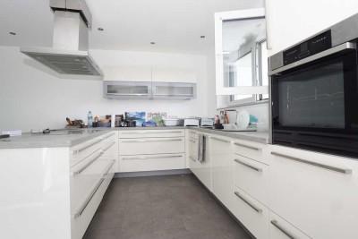 NEUWERTIG in ruhiger Lage: 3,5 Zimmer, gr. Balkon mit Fernblick