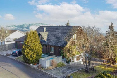 Eigenheim auch für mehrere Generationen mit Garten, 2 Garagen und Freistellplatz in Waldrandlage