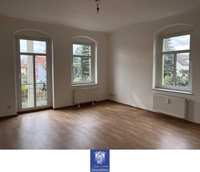 Wunderschön Wohnen mit großem Balkon, Laminat und Tageslichtbad mit Wanne!