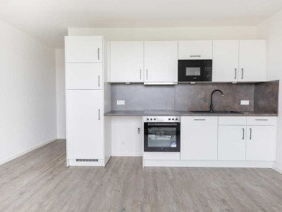 Elegantes Wohnambiente mit sonniger Loggia und moderner Einbauküche in großzügiger Etagenwohnung