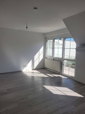 Helle klimatisierte Neubau-Wohnung mit Balkon und Tiefgarage