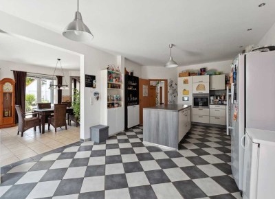 Energie-Effizienz A+ ! Mit Photovoltaik und Wärmepumpe! Modernes Haus mit traumhaft großem Garten.