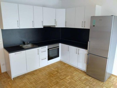 Ruhiger 2 ZIMMER-NEUBAU + neuwertige Einbauküche + Vorraum + Bad mit Wanne und WC + nähe XXXLutz!