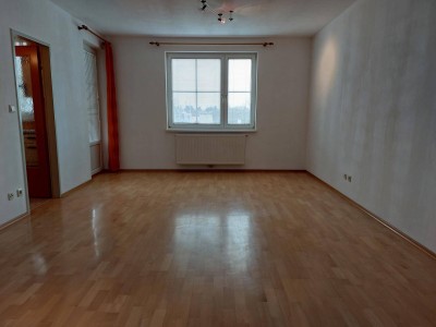 Familienwohnung mit Loggia und überdachtem KFZ-Stellplatz