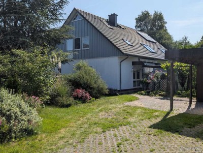 Wohnhaus mit zwei Wohneinheiten, Terrasse, Garten und Doppelcarport