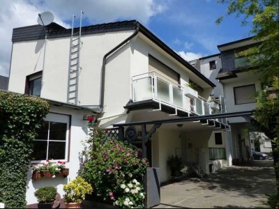 Ohligs. Haus-im-Haus. Drei-Zimmer-Wohnung auf 92m². Balkon. Stellplatz.