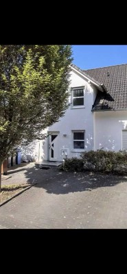 Roßbach/Wied: Gemütliche 3ZKB-Wohnung mit EBK, Balkon und Autostellplatz in ruhiger Lage