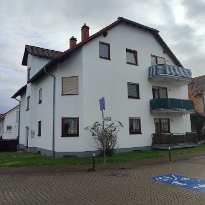Attika-Wohnung mit 3 Zimmern, Balkon und guter Ausstattung in Rödersheim-Gronau
