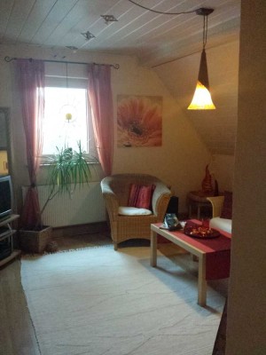 Helle, gepflegte 2-Raum-Dachgeschosswohnung mit Einbauküche in Hillscheid