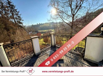 Wohnen inmitten der Natur auf malerischen Landsitz: Dachgeschosswohnung mit Panorama-Terrasse & Stel