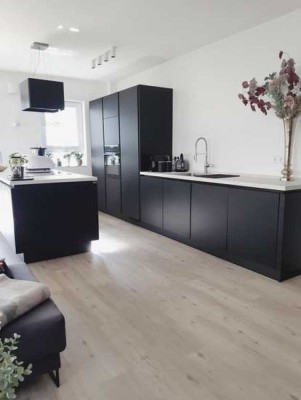 Moderne 2-Zimmer-Wohnung mit Sonnenterrasse, Tiefgaragenplatz & stilvoller Küche