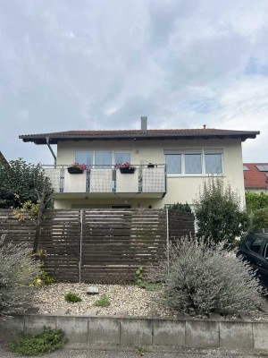 Schöne 4 Zim. Wohnung mit Balkon + EBK + Garage