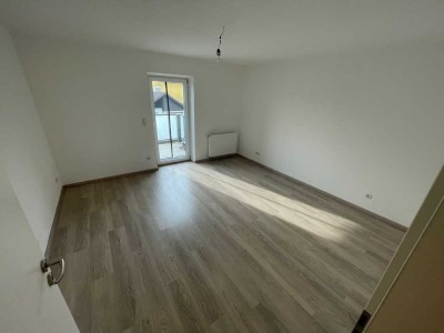 Neuwertige 2-Zimmer-Wohnung mit großem Balkon und EBK in Bruckmühl, gute Lage, sofort bezugsfertig