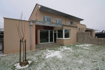 Ruhe und Komfort: Loggia, Garten, Parkmöglichkeiten und vor allem genügend Platz in Desselbrunn