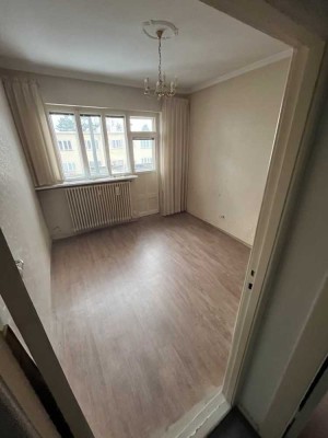 Angebot: Dachgeschosswohnung mit Balkon für 1 bis 2 Personen, 2 gr. Zimmer, Wohnküche, ca. 55 qm