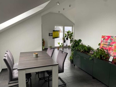 Schöne, neuwertige 2-Raum-Dachgeschosswohnung mit gehobener Innenausstattung und Balkon