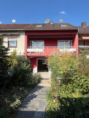 Massiv gebautes Reihenhaus mit Steinwendeltreppe und großer Doppelgarage