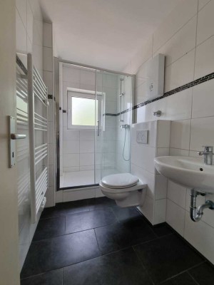 Verfügbar ab September 2025! Vollständig renovierte 2-Zimmer-Wohnung mit Balkon in ruhiger Wohnlage
