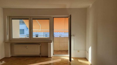 renovierte 2 Zimmerwohnung, neue Einbauküche, großer Balkon