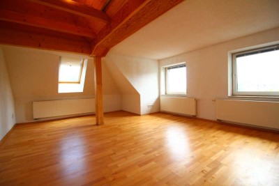 Helle 3-Zimmer-Dachgeschosswohnung mit gehobener Innenausstattung mit EBK und Balkon in Blkb.