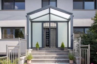 Niedrigenergie - High-End-Villa mit herrlichem Garten, Pool und viel Platz ...auch für einige Autos...