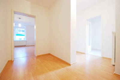 Helle 2-RW im Hochparterre* Terrasse* Laminat* Tageslichtbad mit Wanne*  Keller* nachgefragte Lage*