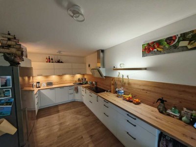 Neuwertige EG Wohnung mit Garten und 2 Stellplätzen