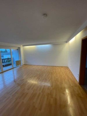HELLE 4 ZIMMER WOHNUNG + Bad-Balkon und Garten in Pfeffenhausen
