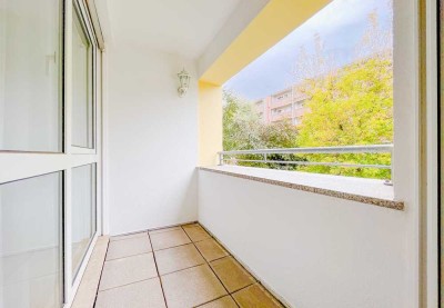 Attraktive 2-RW im 2.OG* Loggia* Bad mit Wanne* TG-E-SP*  AK* Blick ins Grüne* zentrale Lage* Top