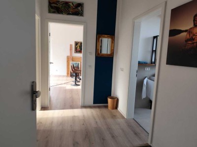 hier biete ich Ihnen eine sehr schöne, sehr gehobene barrierefreie Wohnung an.
