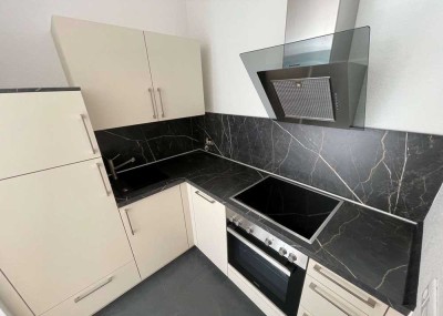 **ALLES NEU** 2-Zimmer-Wohnung mit Einbauküche & Balkon! Erstbezug nach Sanierung!