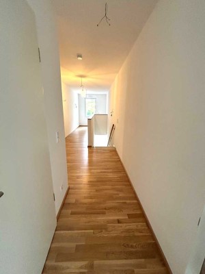 Haus im Haus mit 2 Eingängen / 2 Bädern/ Gäste-WC/ 3 Schlafzimmer, Garten, EBK / Stellpl