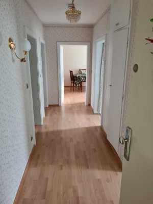 Exklusive 3-Raum-Wohnung mit Balkon und Einbauküche in Bad Homburg