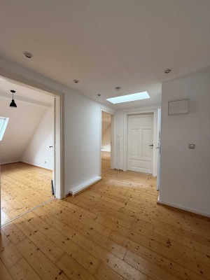 Charmante 3-Zimmer-Wohnung im DG einer Altbauvilla – frisch renoviert, tolle Lage in Friedberg (Hess