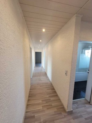 Stilvolle, modernisierte 3-Raum-Wohnung mit Balkon in Eisenberg (Pfalz)