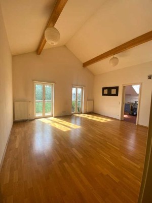 TRAUMHAFTE 3,5 ZIMMER- DACHGESCHOSS WOHNUNG IN OBERPFRAMMERN