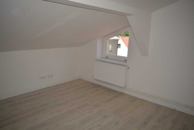 Top Dachgeschoss, Zweitezug n. Sanierung,moderne und schöne Ausstattung,Laminat,Isolierglasfenster