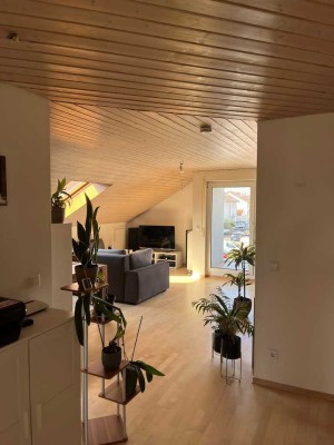 Großzügig sonnige DG-Wohnung mit Einbauküche und Garage in ruhiger Lage