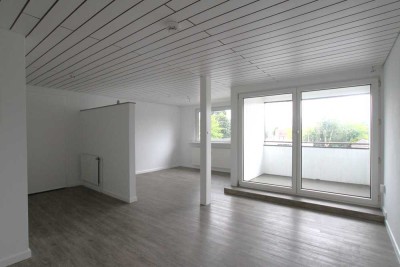 Schöne und vollst. renovierte 2-Zimmer-Wohnung mit geh. Innenausstattung mit Balkon und EBK